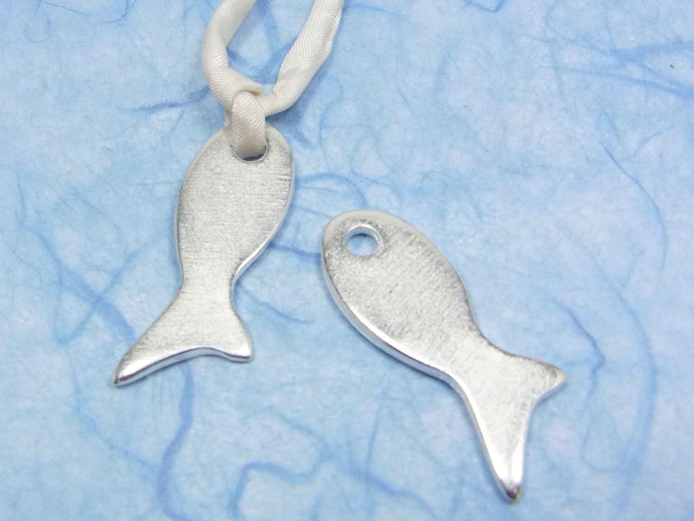 Metallanhänger, Fisch, 32 x 12 mm, versilbert<br />1,00 €