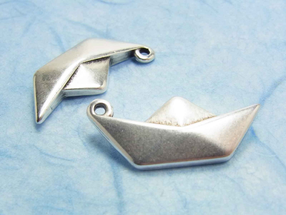 Schöner Anhänger, Boot, 24 x 10 mm, versilbert<br />1,40 €