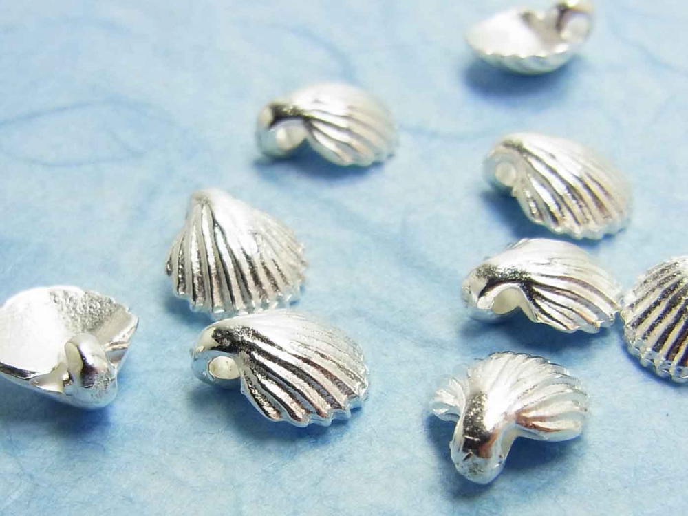 4 x Metallperle, kleine Muscheln, 9 mm, versilbert<br />1,95 €