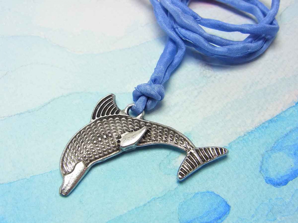 Bild 1 von Schöner Metallanhänger, springender Delphin, 42 mm, versilbert